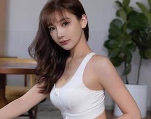 Xiuren秀人网 - 无圣光，看大白兔吖在红裙里打怪，这是魔法还是爱情？