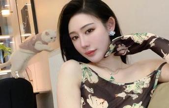 微密圈 - 不爱笑的赛琳的“脚”本无意，却因图集下载成了“足”够的幸福！
