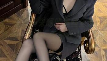微密圈 - 就是阿朱啊的黑丝全集：酒台上的随性感，随便一瞥都让人走神的那种
