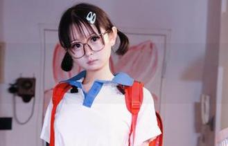 幼水铃衣给的秘书图集是我烦躁工作时的小确幸，偷偷分享给自己当激励。