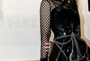 柒柒不可爱在图里,画面清寂却又让人出神。