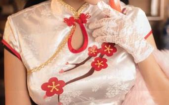 柘烟Zuken的全套路易九世礼服自拍，打破了我对古代服装的认知，从未想过可以如此现代又经典。