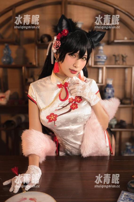 柘烟Zuken的全套路易九世礼服自拍，打破了我对古代服装的认知，从未想过可以如此现代又经典。