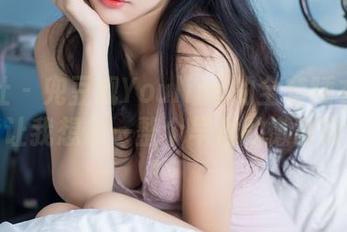 爱蜜社 - 兜豆靓Youlina的全套睡衣写真，能让我想象一整个早晨的懒散时光。