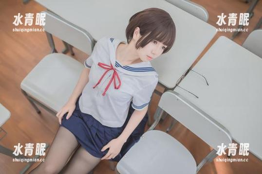 白金Saki 图片里的白金Saki,搭配死库水JK,有种让人“停”下来的冲动。