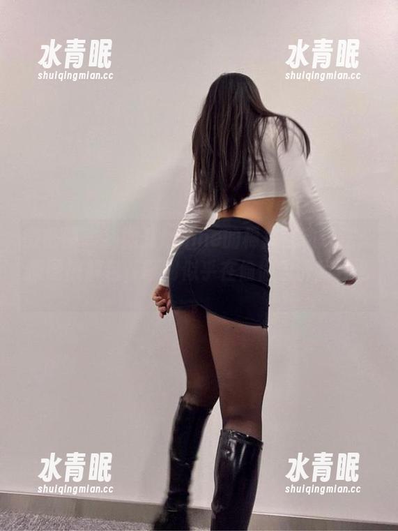 禅雨儿Lynne 微密圈 - 禅雨儿Lynne的棉袜互动玩法:原图被解包,图册似乎在偷偷告诉我什么。