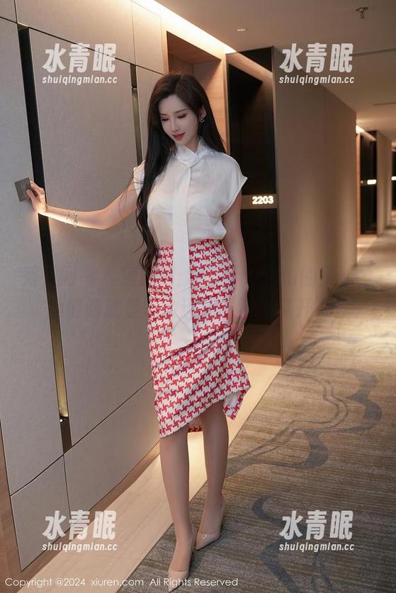 秀人网-媃柔rourou 秀人网 - 私房系列:媃柔rourou的美脚,他们到底是多余还是“不想离开”?