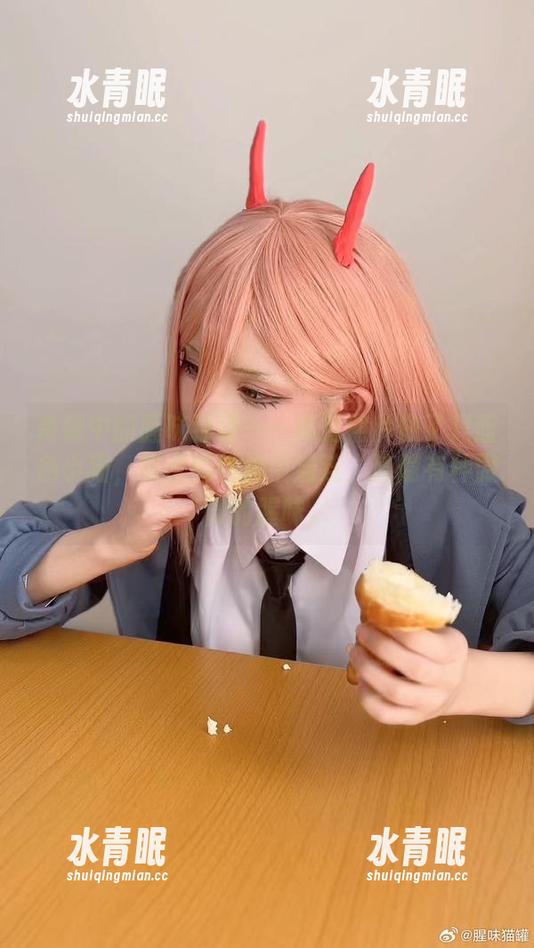 腥味猫罐 肖像中的腥味猫罐——高清照片做了只蓝色小猫,在峦的恬静中流连,隐隐有种微微的腥味。