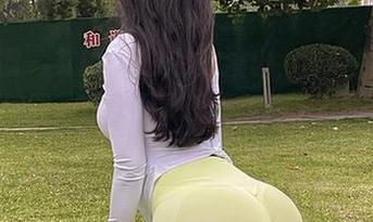 微密圈 - 艾拉·isla特邀演出，题目是落地窗的美图，观众不要抓狂，窗外太多look来了！