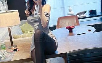 微密圈 - 不可思议，葛征的美脚在图库的精选里是个亮点！