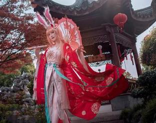 露儿大魔王,礼服加点幽默,人生苦短,干脆让我乐一乐!