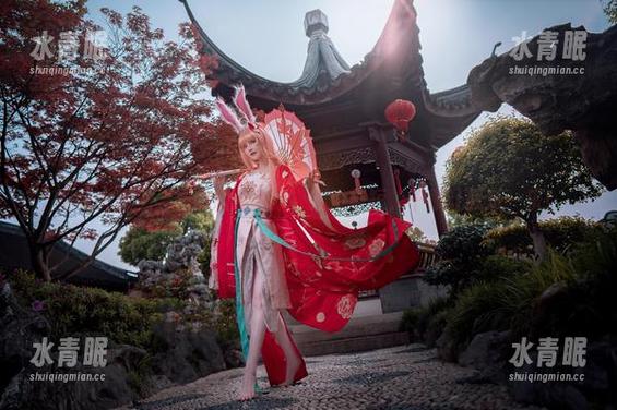 露儿大魔王 露儿大魔王,礼服加点幽默,人生苦短,干脆让我乐一乐!