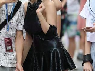 包臀裙美少妇的肉丝，我们在“魔镜街拍”期待的画面，点进来瞅一瞅！