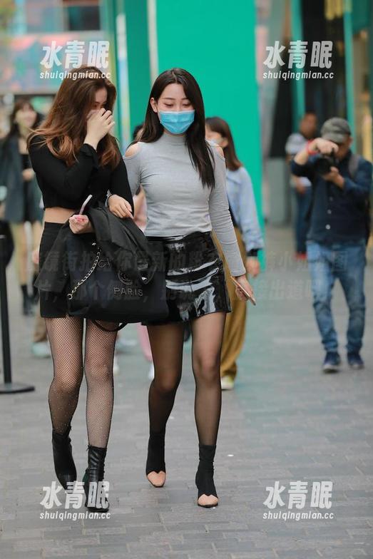 魔镜街拍 魔镜街拍给你最新的粉衣瑜伽裤小姐姐图片,那个侧脸,别说了,直接出道吧!